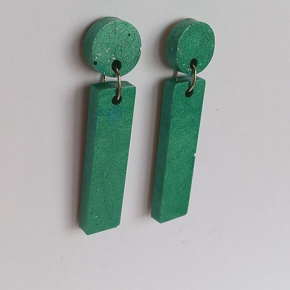 Emerald green resin stud and bar earrings - Picture 2 of 3
